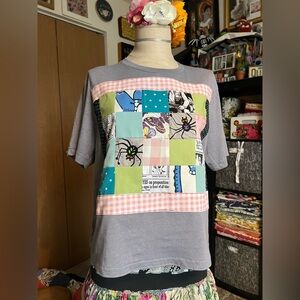 Quilty Tee Light Grey Spiders Pink Green